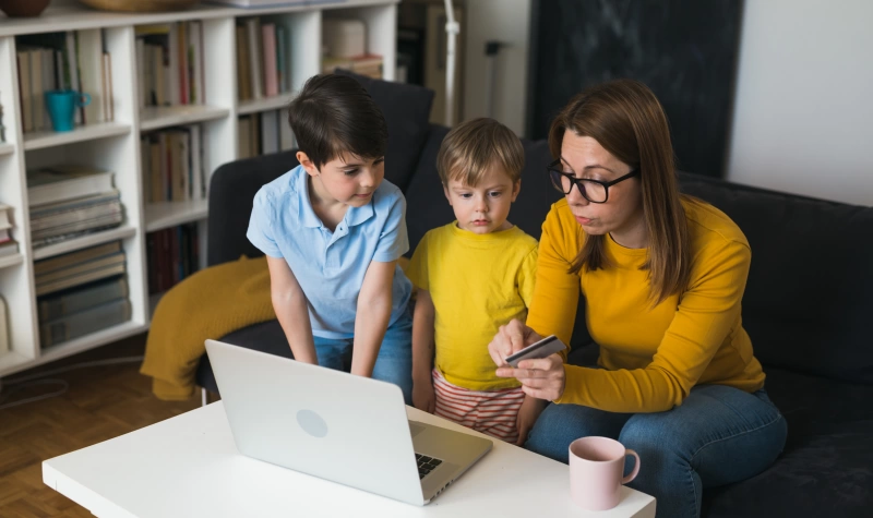 Aptauja: trešdaļa vecāku bērniem nedod kabatas naudu